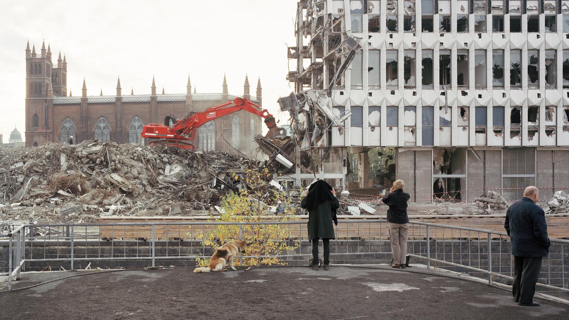 Ein Foto aus Berlin-Mitte (Werderscher Markt) von 1995 zeigt den Abriss des Außenministeriums der DDR mit Schaulustigen.