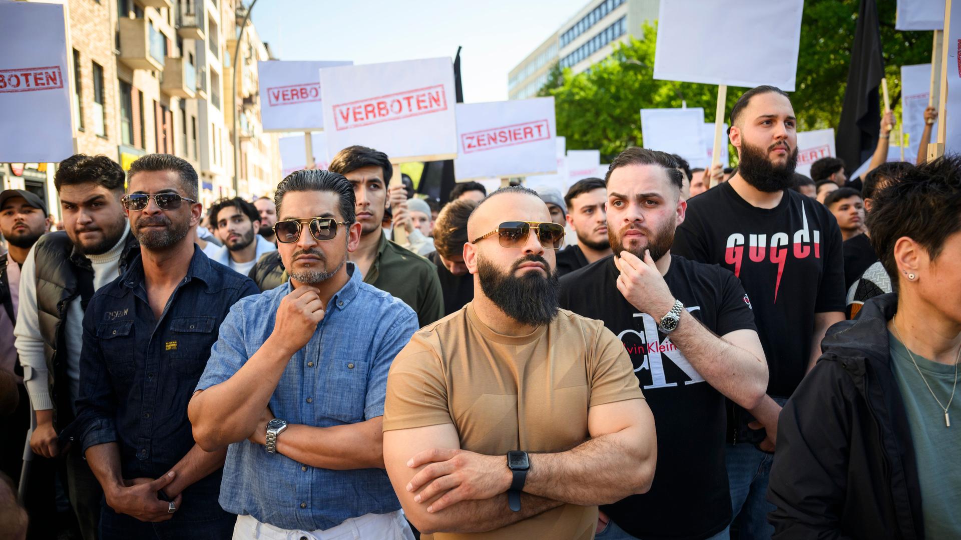 Zu sehen sind islamistische Demonstranten in Hamburg. Sie tragen Schilder mit den Aufdrucken "Verboten" und "Zensiert" auf einer Kundgebung des islamistischen Netzwerks Muslim Interaktiv.
