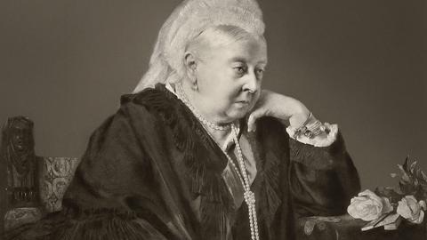 Das Gemälde zeigt eine alte Frau mit weißem Schleier, die ihren Kopf auf die linke Hand stützt.