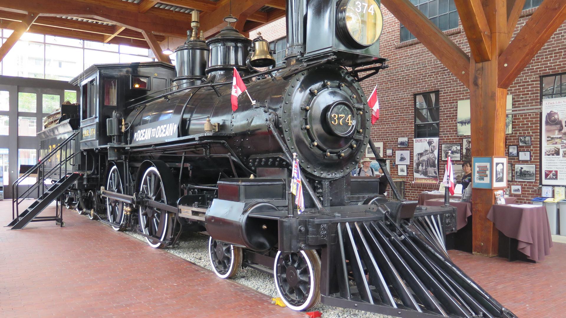 Die berühmte erste Lokomotive "374" des "The Canadian" in einem Ausstellungsraum.