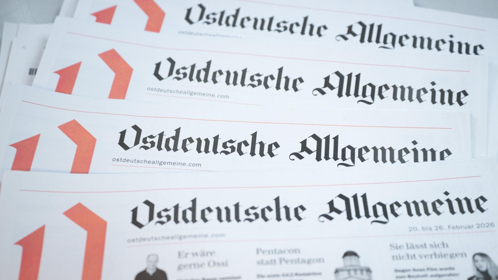 Die erste Ausgabe der "Ostdeutschen Allgemeine Zeitung“ liegt auf einem Tisch.