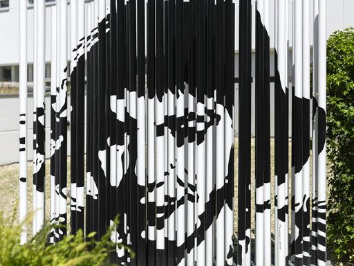Kunstwerk aus Stelen mit dem Bild von Ingeborg Bachmann am Donnerstag