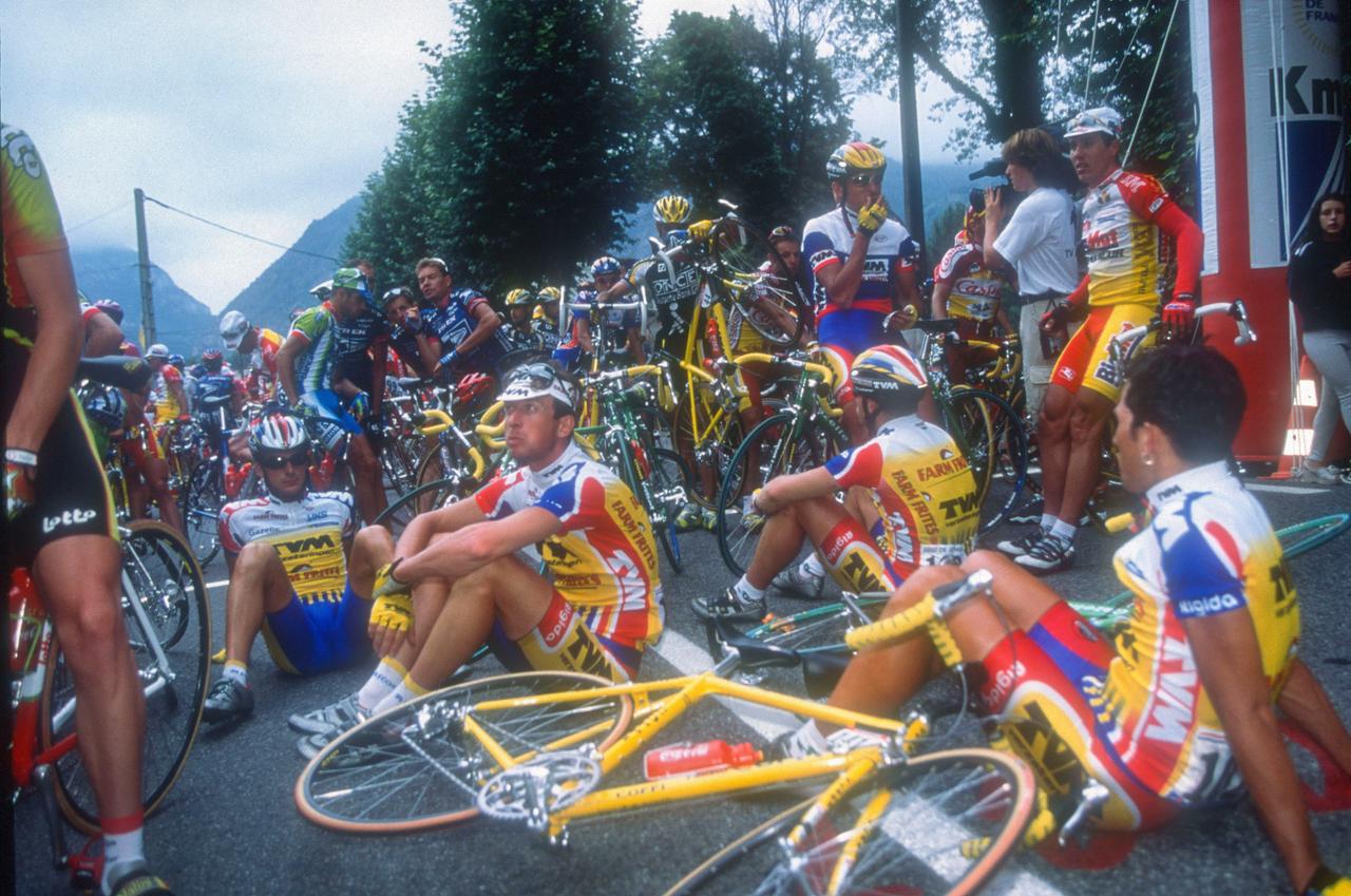 Radprofis des Team Festina und des Team TVM sitzen bei Tour de France 1998 auf der Straße und streiken. Die Tour wurde von einem schweren Doping-Skandal überschattet.