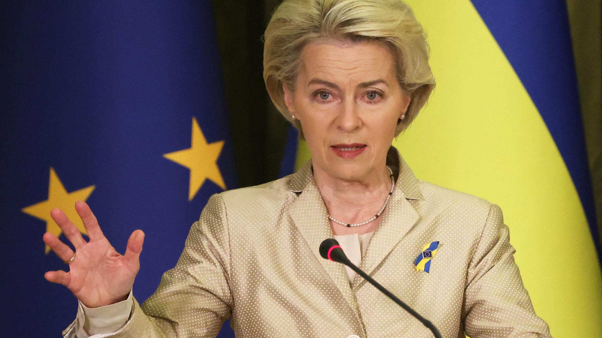 EU-Kommissionspräsidentin Ursula von der Leyen während einer Pressekonferenz in der ukrainischen Hauptstadt Kiew. Im Hintergrund die ukrainische und die EU-Flagge.