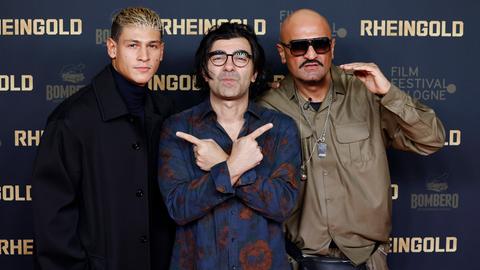 Schauspieler Emilio Sakraya, Regisseur Fatih Akin und Musiker Xatar Giware Hajabi bei der Premiere von "Rheingold" auf dem Film Festival Cologne 2022.