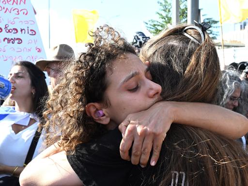 Zwei Frauen umarmen sich bei einem Protest vor dem Büro von Premierminister Benjamin Netanyahu in Jerusalem, nachdem die israelische Armee am 1. September 2024 die Leichen von sechs Geiseln aus einem Tunnel in Rafah geborgen hatte.