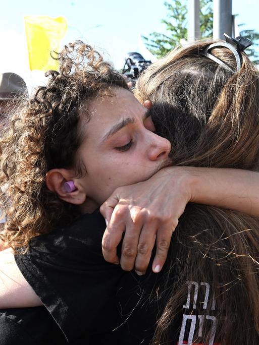 Zwei Frauen umarmen sich bei einem Protest vor dem Büro von Premierminister Benjamin Netanyahu in Jerusalem, nachdem die israelische Armee am 1. September 2024 die Leichen von sechs Geiseln aus einem Tunnel in Rafah geborgen hatte.