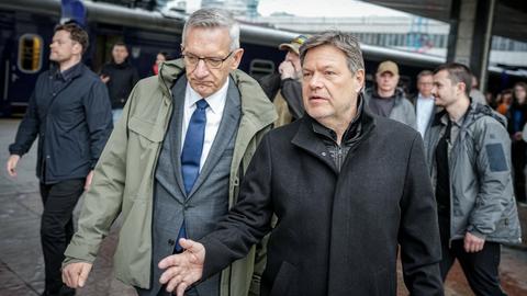 Ukraine, Kiew: Robert Habeck, Bundesminister für Wirtschaft und Klimaschutz, wird im Bahnhof von Kiew vom deutschen Botschafter in der Ukraine, Martin Jäger (l), empfangen.