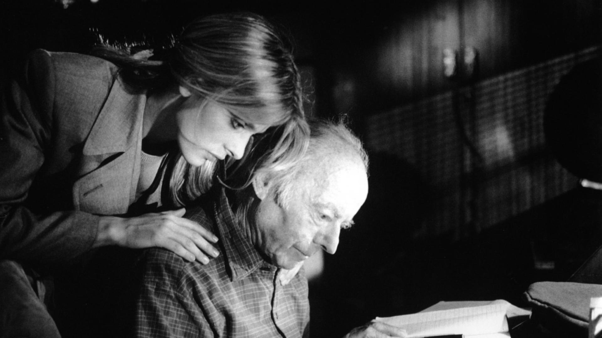 Wo Licht ist, ist auch Schatten: Szenenfoto aus "In weiter Ferne so nah" mit Heinz Rühmann und Natassja Kinski. 