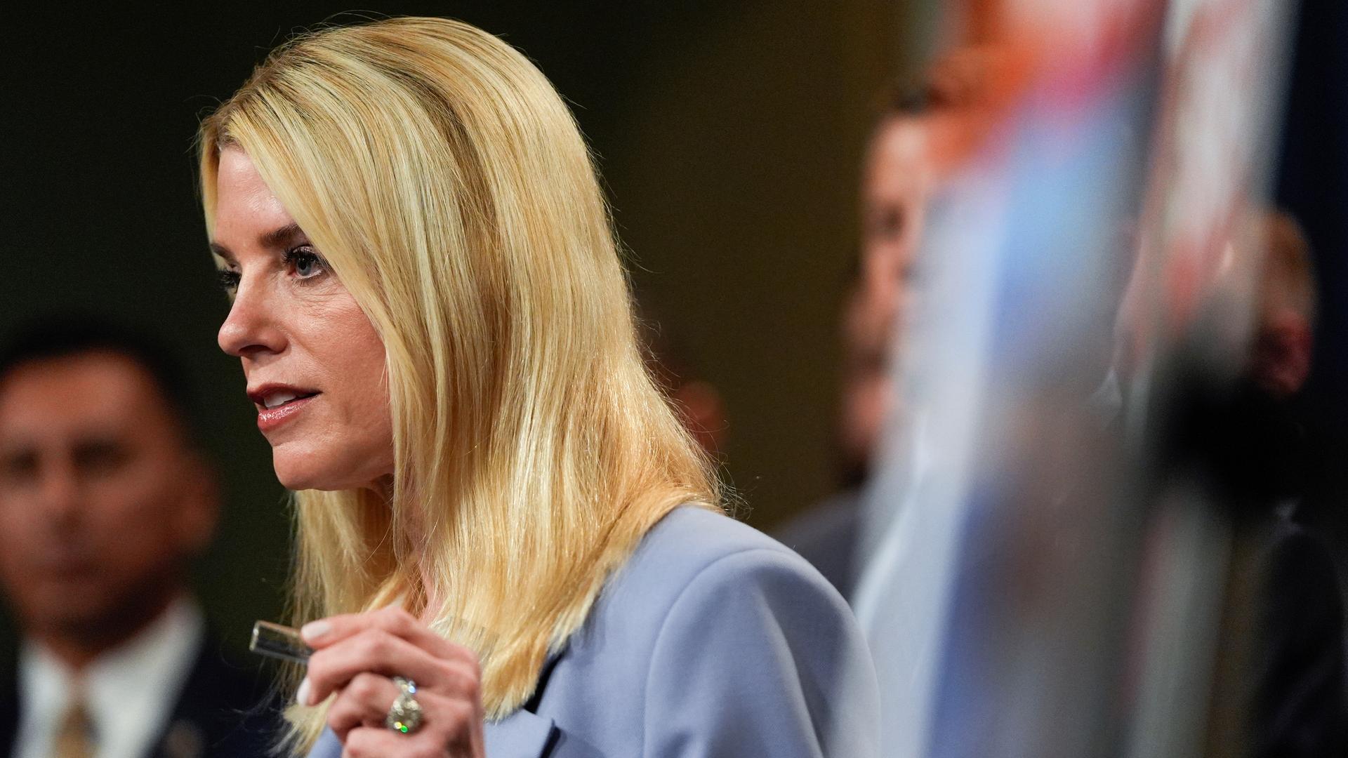 US-Justizministerin Bondi schaut zur Seite. US-Justizministerin Bondi schaut zur Seite.