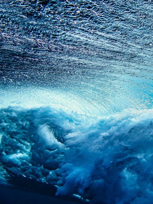 Unterwassersicht auf eine Ozeanwelle 