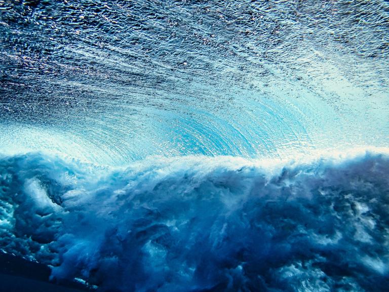 Unterwassersicht auf eine Ozeanwelle 