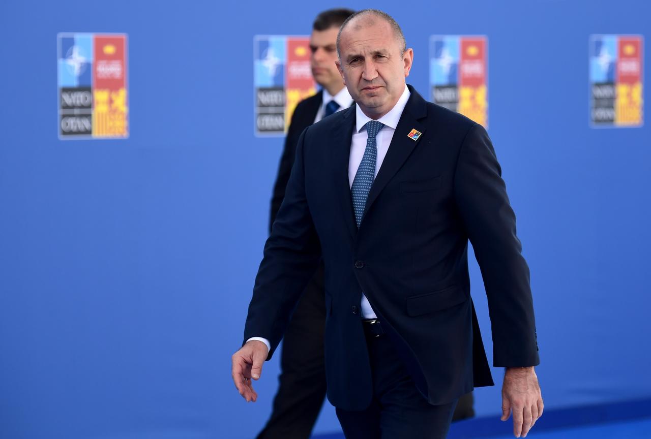 Mann mit schwarzem Anzug vor blauem Hintergrund: Bulgariens Präsident Rumen Radev während des NATO-Gipfels