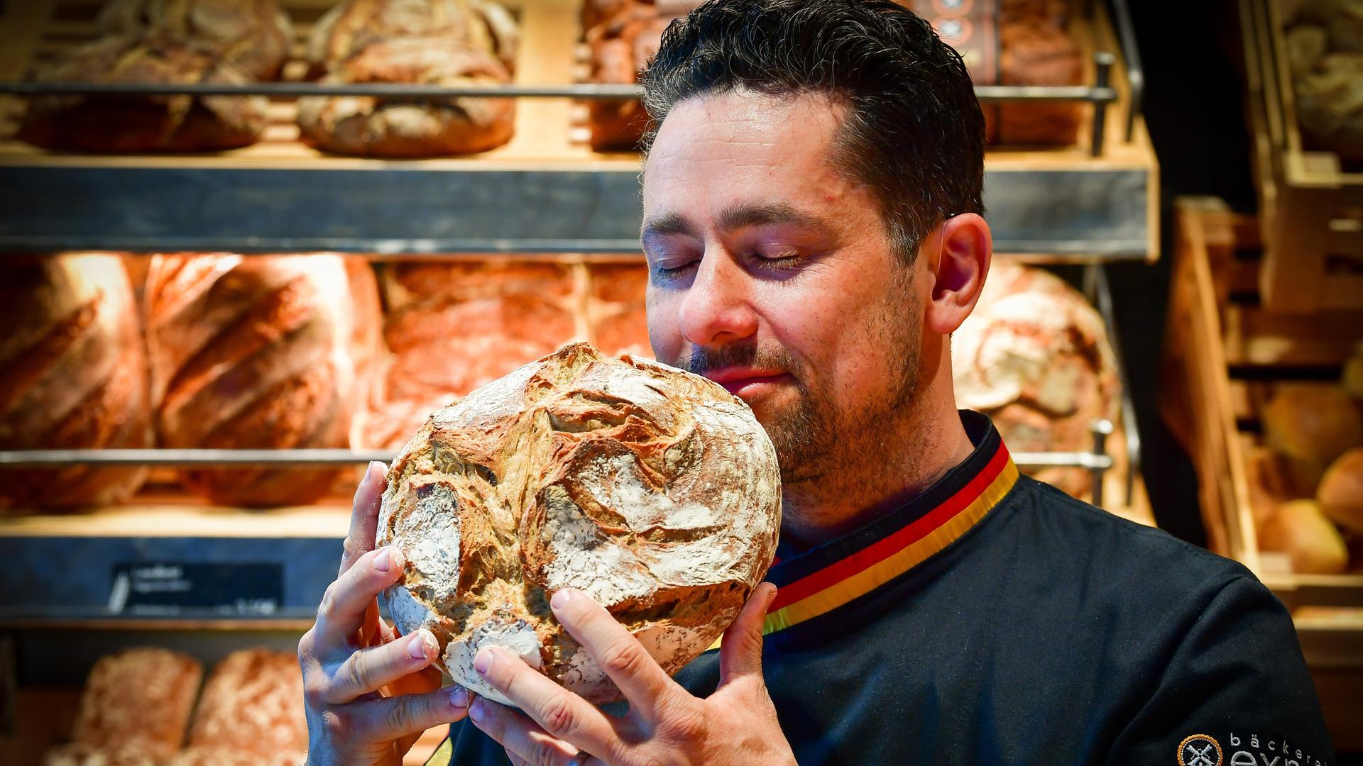Tobias Exner, Inhaber der Bäckerei Exner und Brotsommelier, riecht an einem Brot.