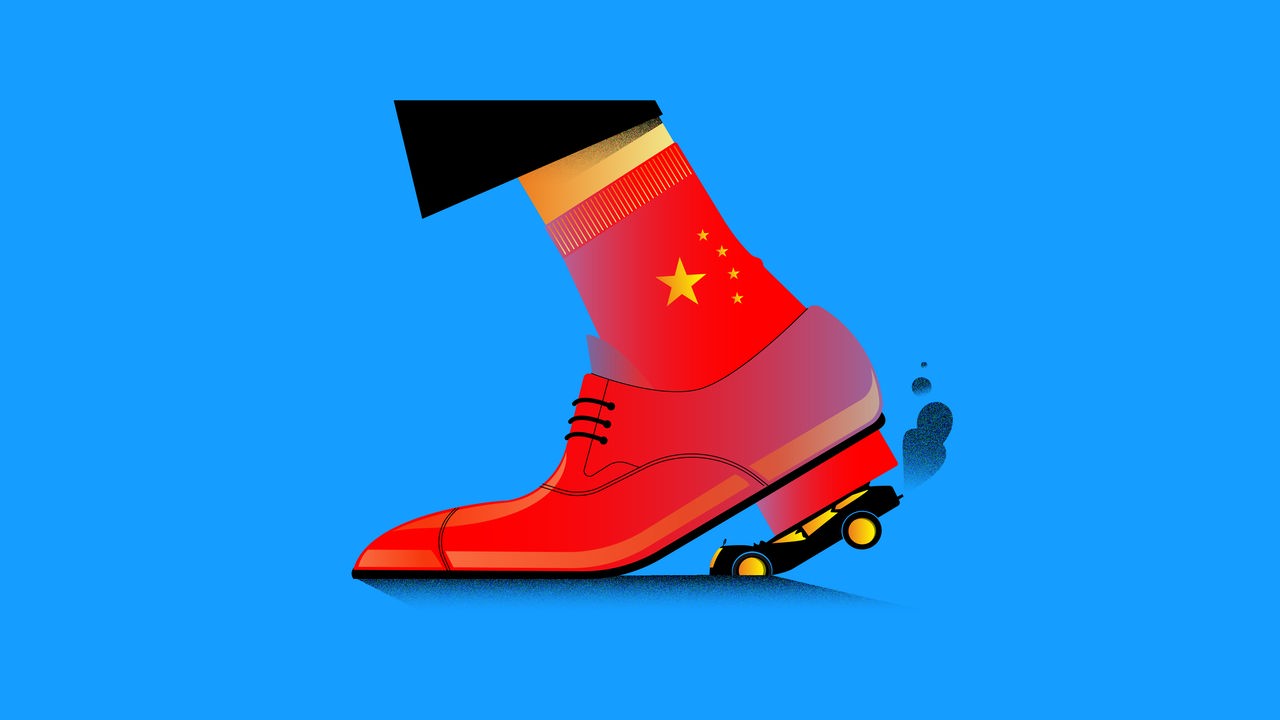 Ein Fuß bekleidet mit einem roten Schuh und roter Socke zertritt ein Auto auf blauem Grund. Die Socke ist mit den Sternen der chinesischen Flagge bedruckt.