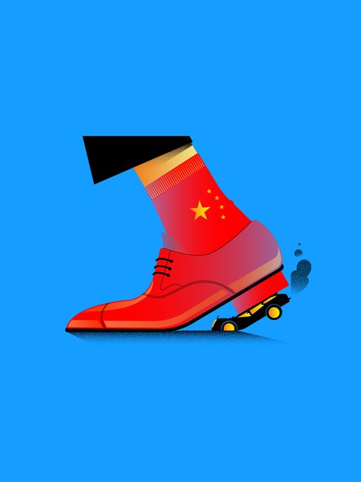 Ein Fuß bekleidet mit einem roten Schuh und roter Socke zertritt ein Auto auf blauem Grund. Die Socke ist mit den Sternen der chinesischen Flagge bedruckt.