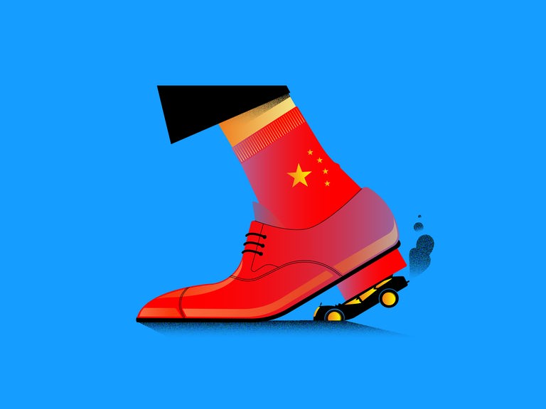 Ein Fuß bekleidet mit einem roten Schuh und roter Socke zertritt ein Auto auf blauem Grund. Die Socke ist mit den Sternen der chinesischen Flagge bedruckt. Ein Fuß bekleidet mit einem roten Schuh und roter Socke zertritt ein Auto auf blauem Grund. Die Socke ist mit den Sternen der chinesischen Flagge bedruckt.