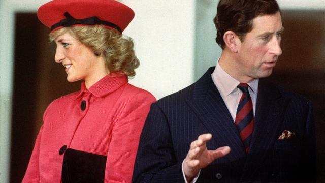 Ein Foto zeigt den damaligen Prinz Charles und Lady Diana im Jahr 1987 wie sie in entgegengesetzte Richtungen schauen 