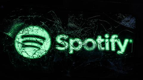 Spotify-Logo hinter gesprungenem Glas