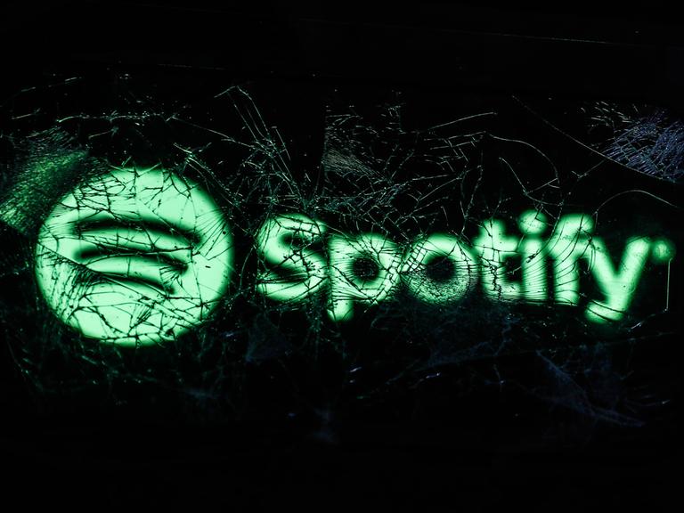 Spotify-Logo hinter gesprungenem Glas