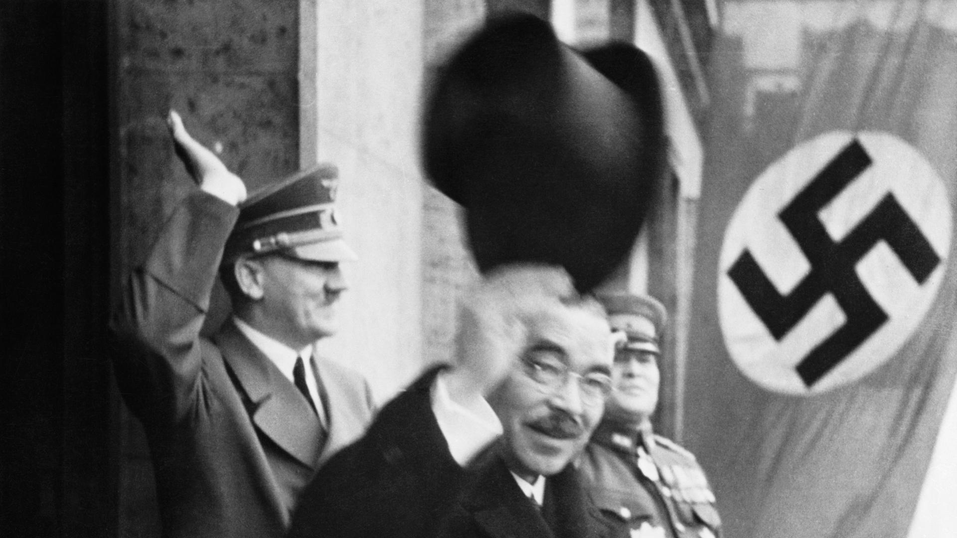 Adolf Hitler und der japanische Außenminister Yosuke Matsuoka winken in Berlin der Bevölkerung von einem Balkon aus zu. Adolf Hitler und der japanische Außenminister Yosuke Matsuoka winken in Berlin der Bevölkerung von einem Balkon aus zu.
