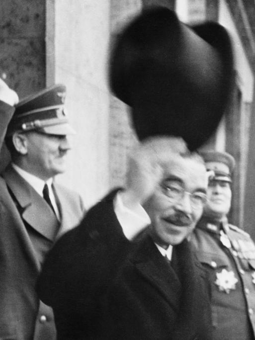 Adolf Hitler und der japanische Außenminister Yosuke Matsuoka winken in Berlin der Bevölkerung von einem Balkon aus zu.