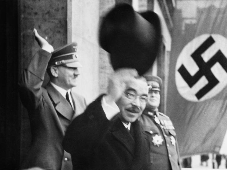Adolf Hitler und der japanische Außenminister Yosuke Matsuoka winken in Berlin der Bevölkerung von einem Balkon aus zu.