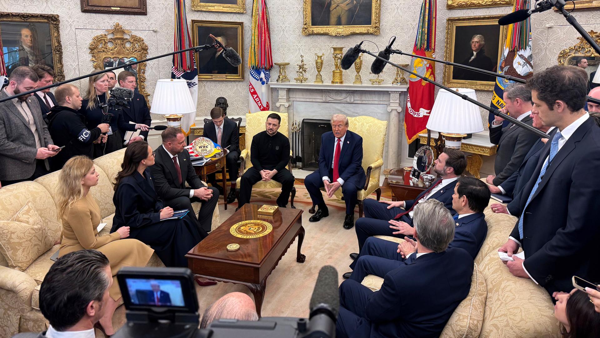 US-Präsident Donald Trump und der ukrainische Präsident Wolodymyr Selenskyj streiten vor laufenden Kameras im Weißen Haus.