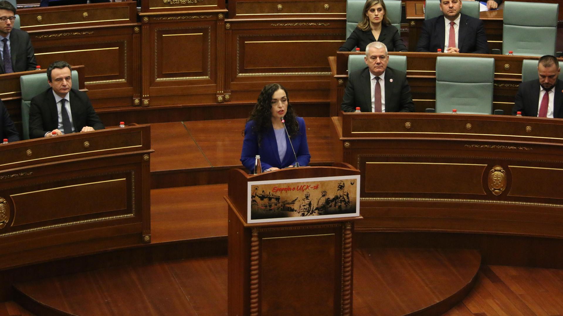 Die amtierende Präsidentin des Kosovo, Vjosa Osmani, spricht im Parlament.