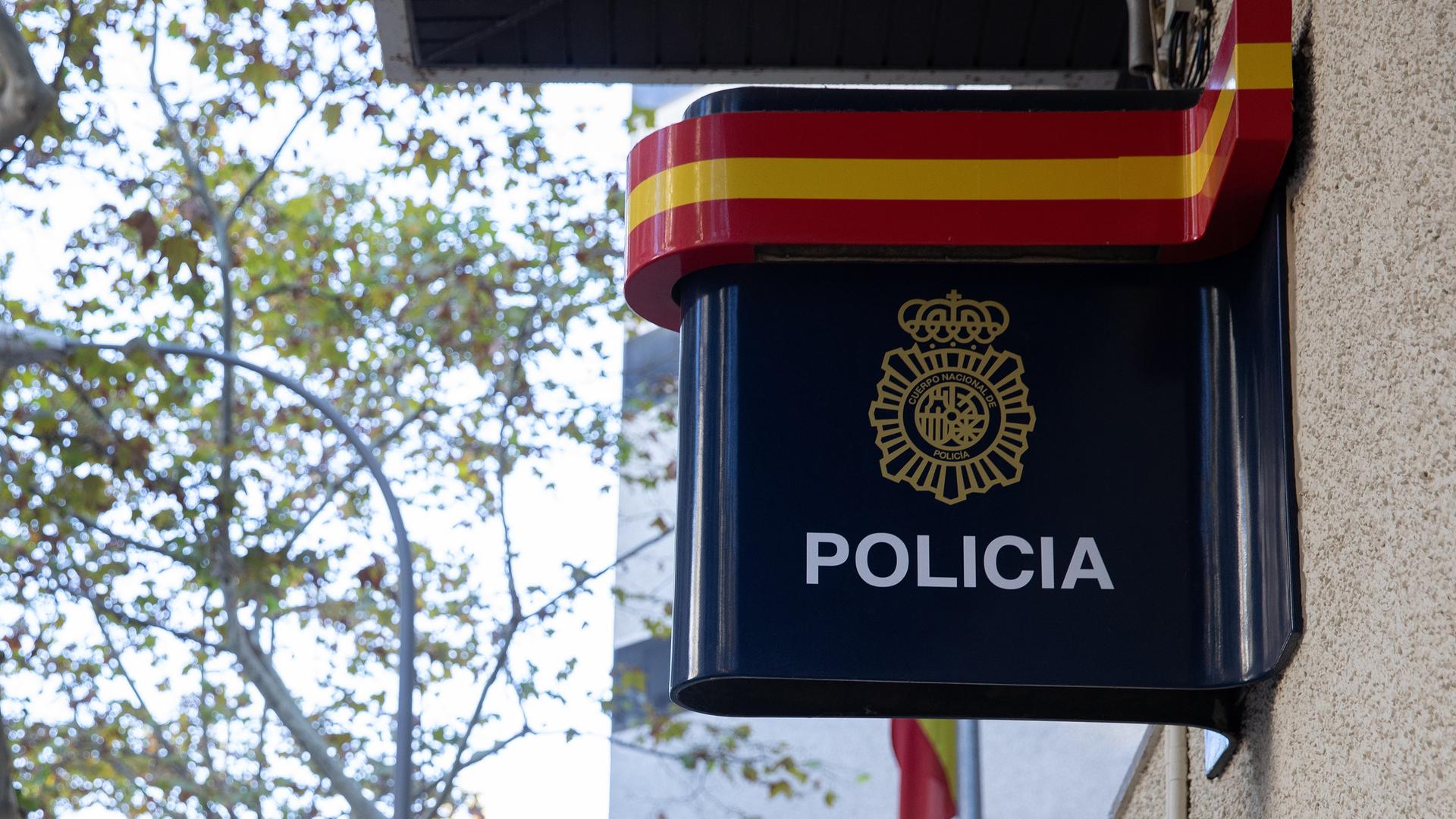 Ein Schild der spanischen Polizei hängt an ihrem Hauptsitz in der Stadt Palma.