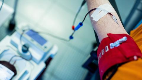 Ein Mann bei der Blutspende: aufgenommen im Februar 2022 in Gelsenkirchen