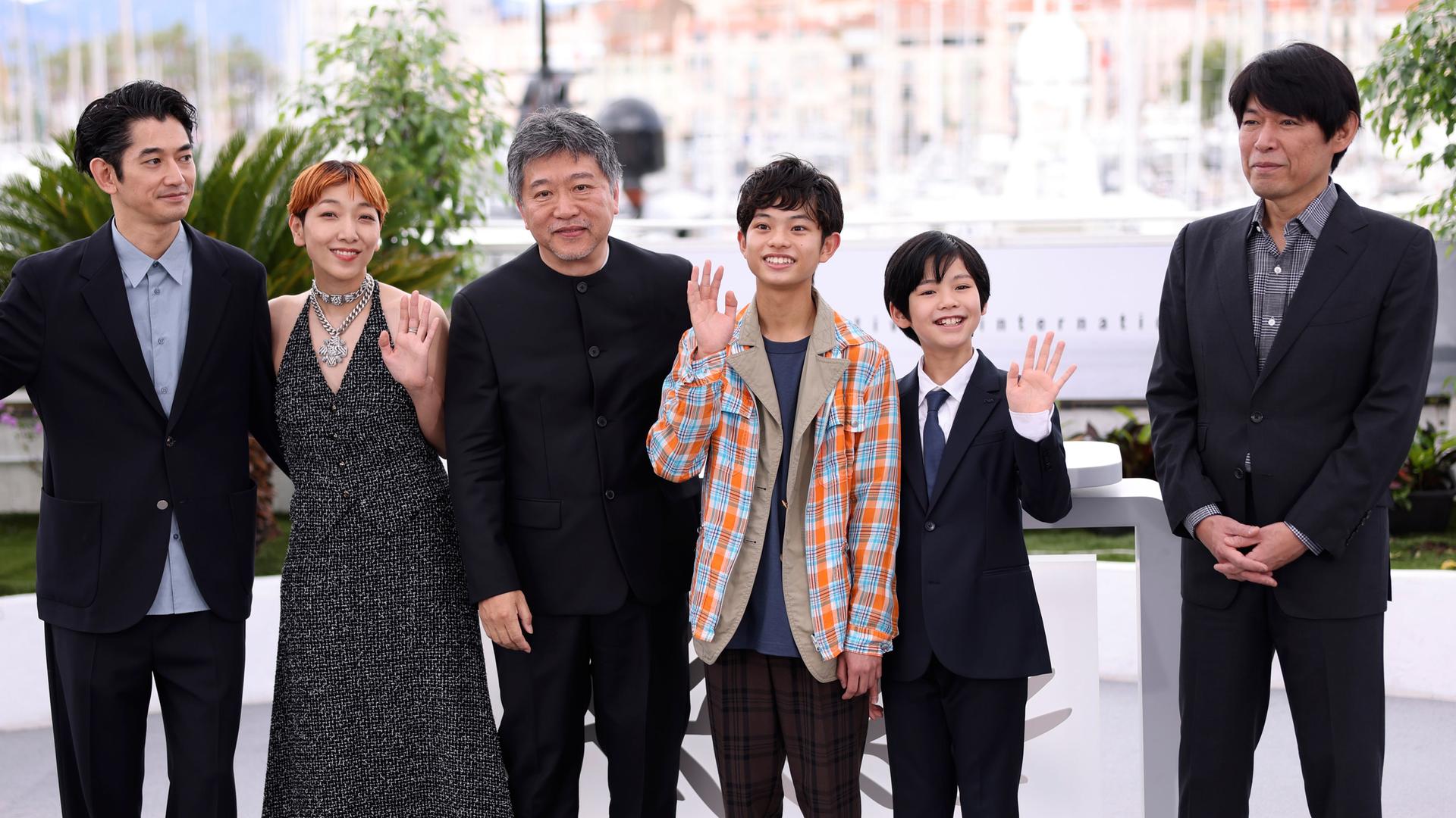 Das Foto zeigt den japanischen Regisseur Hirokazu Koreeda (3. von links) und Schauspieler seines Films "Monster" in Cannes. Das Foto zeigt den japanischen Regisseur Hirokazu Koreeda (3. von links) und Schauspieler seines Films "Monster" in Cannes.