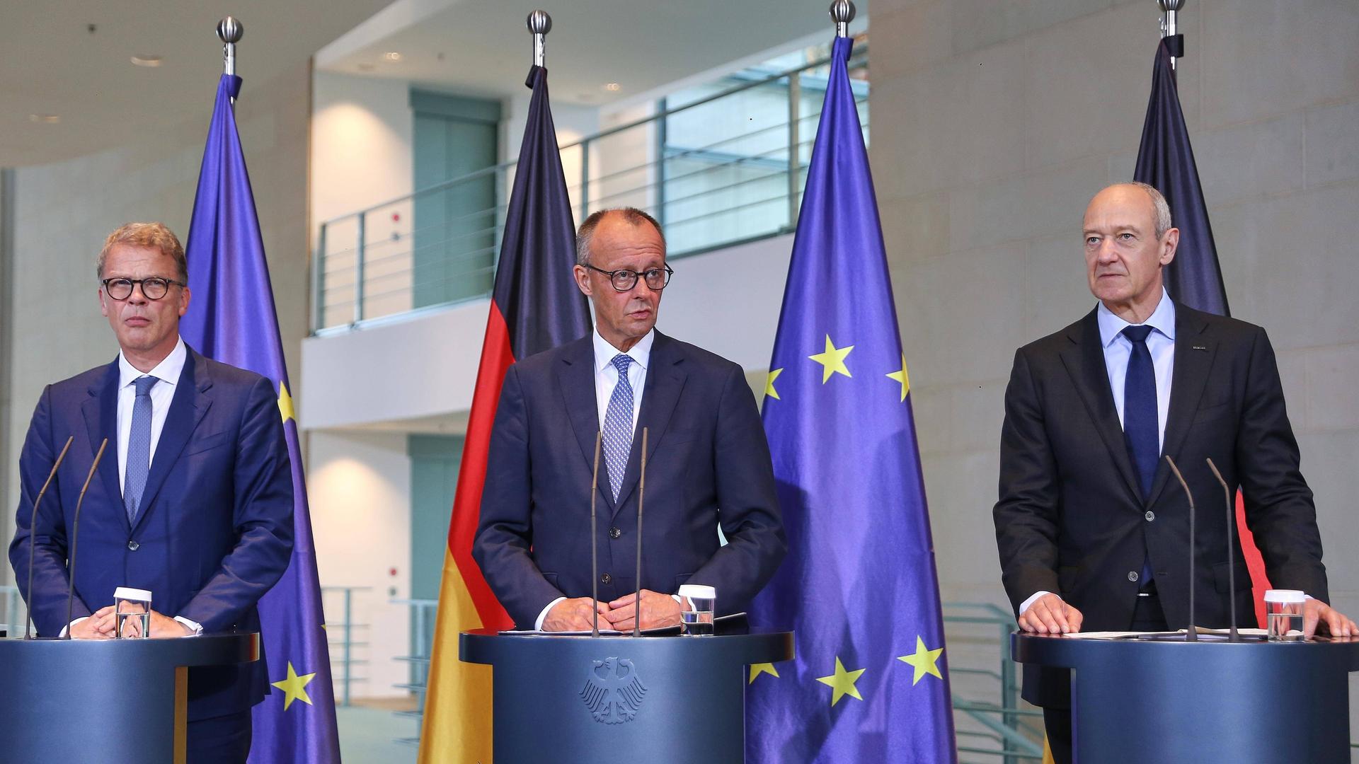 Deutsche Bank CEO Christian Sewing, Bundeskanzler Friedrich Merz CDU und Siemens CEO Roland Busch stehen nebeneinander. Deutsche Bank CEO Christian Sewing, Bundeskanzler Friedrich Merz CDU und Siemens CEO Roland Busch stehen nebeneinander.