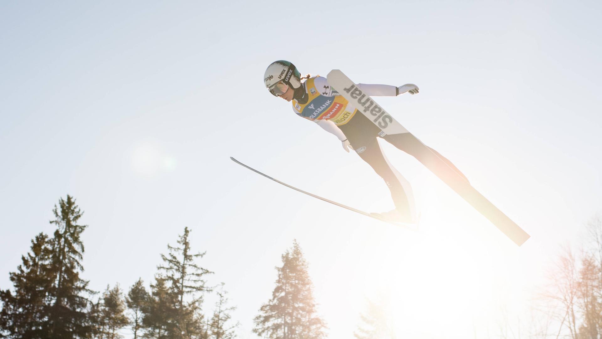 Skispringerin Nika Prevc im Flug