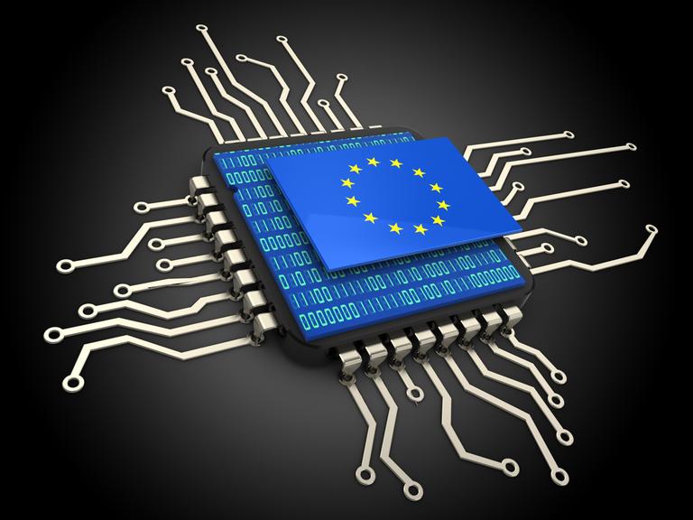 3D-Illustration eines Computerchips mit aufgedruckter EU-Flagge.