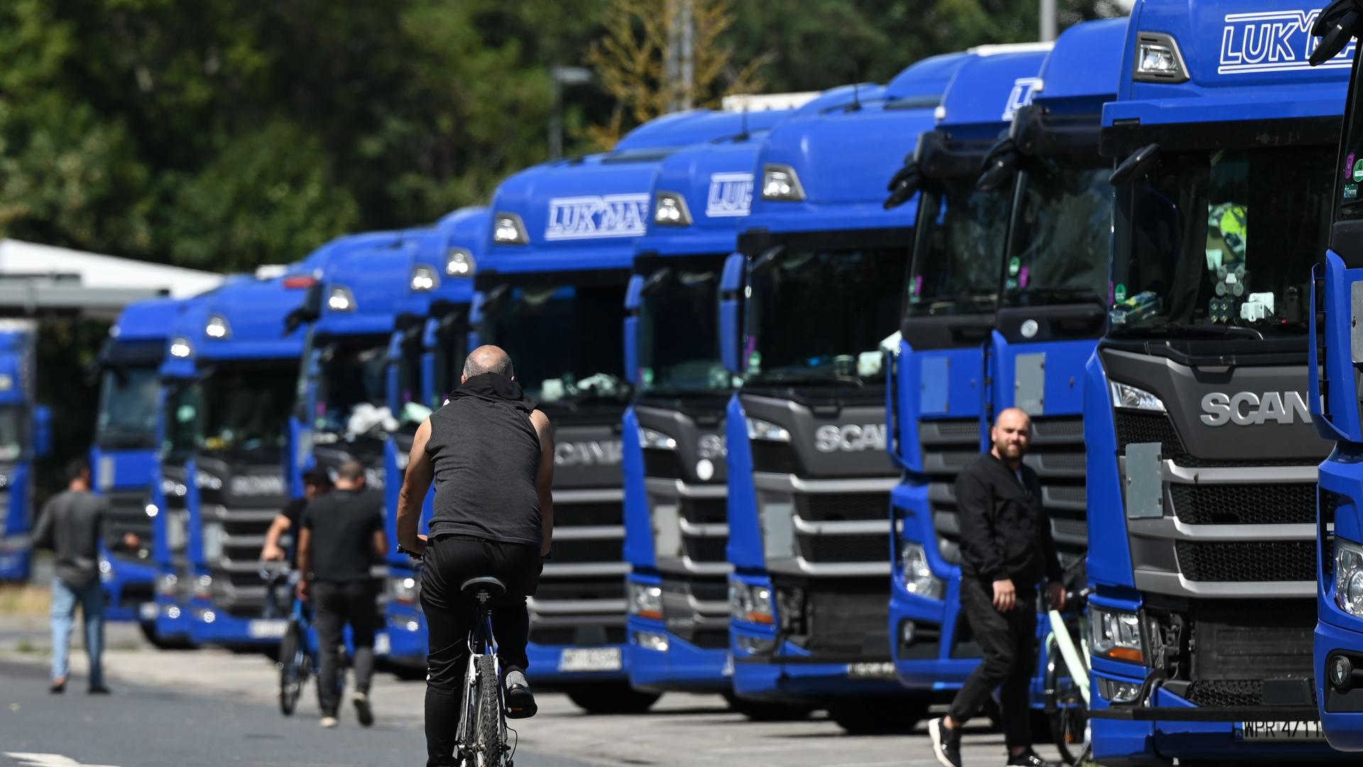 Hessen, Gräfenhausen: Lastwagen einer polnischen Spedition stehen während eines Streiks osteuropäischer Lastwagenfahrer aufgereiht auf der südhessischen Raststätte Gräfenhausen-West an der Autobahn 5.