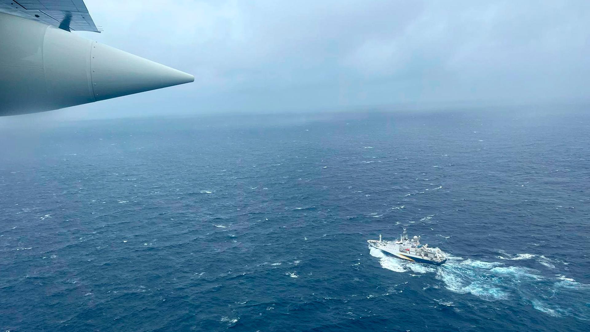 Auf diesem Foto überfliegt ein Flugzeug der US-Küstenwache ein französisches Forschungsschiff während der Suche nach dem verschollenen Tauchboot. Auf diesem Foto überfliegt ein Flugzeug der US-Küstenwache ein französisches Forschungsschiff während der Suche nach dem verschollenen Tauchboot.