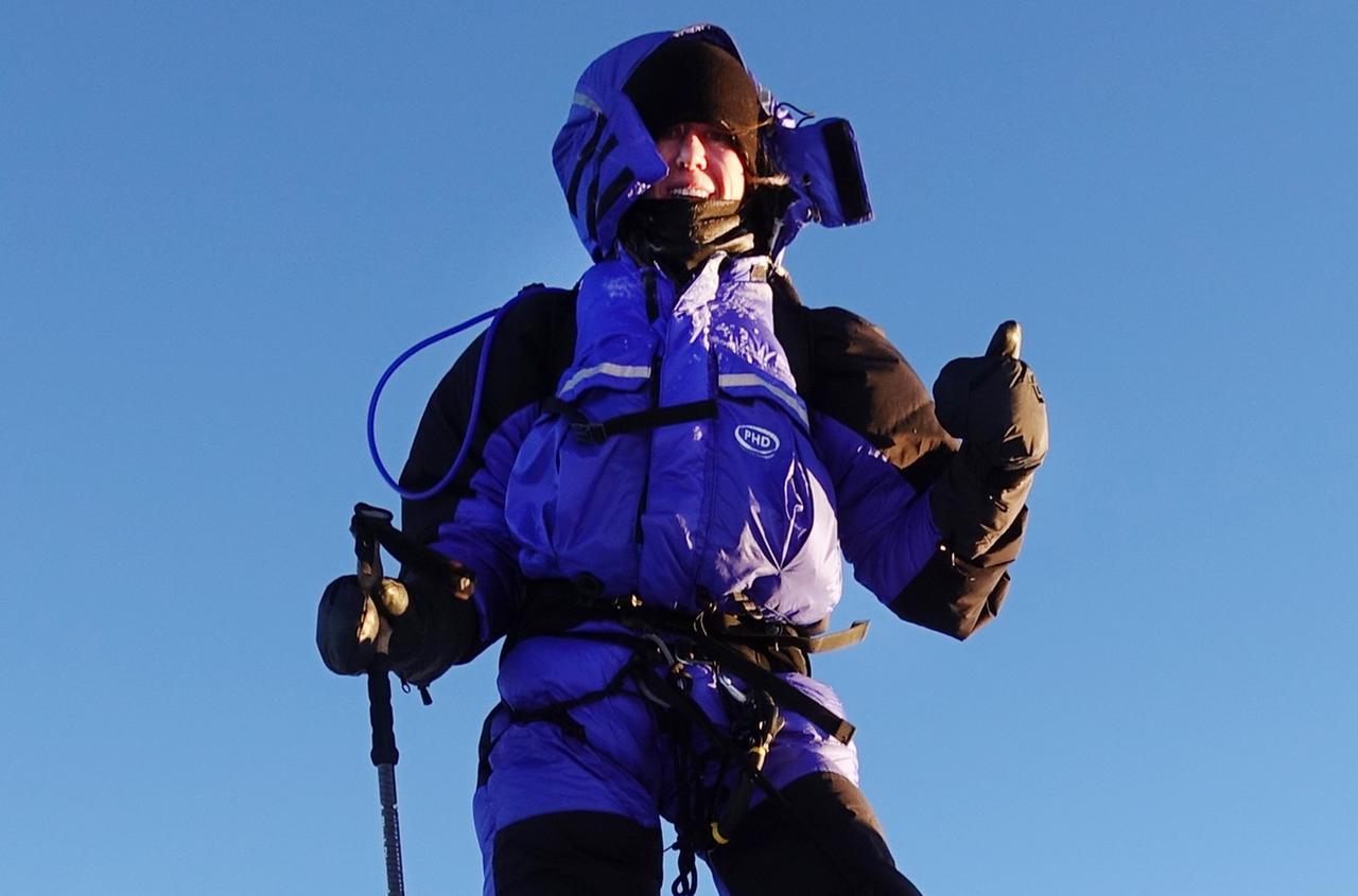 HANDOUTÂ - Anja Blacha mit 26 Jahren auf dem Gipfel des Mount Everest (Foto vom 21.05.2017). Die Bergsteigerin Anja Blacha war in diesem Jahr auf dem Mount Everest. ACHTUNG: Nur zur redaktionellen Verwendung im Zusammenhang mit der aktuellen Berichterstattung und nur bei Urhebernennung: Foto: Blacha/privat/dpa Foto: Blacha/privat/Blacha/privat/dpa +++(c) dpa - Nachrichten für Kinder+++