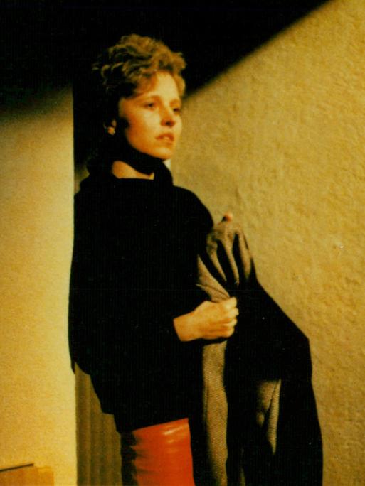 Hanna Schygulla (l.) und Isabelle Huppert stehen sich in einem Treppenhaus gegenüber in einer Filmszene aus "Passion" von Jean-Luc Godard.