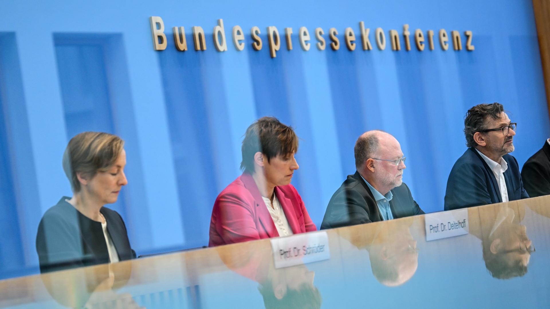 Berlin: Conrad Schetter (r-l, bicc), Tobias Debiel, (INEF) Nicole Deitelhoff, (PRIF) und Ursula Schröder, (IFSH) äußern sich bei der Vorstellung Friedensgutachten 2026. Berlin: Conrad Schetter (r-l, bicc), Tobias Debiel, (INEF) Nicole Deitelhoff, (PRIF) und Ursula Schröder, (IFSH) äußern sich bei der Vorstellung Friedensgutachten 2026.