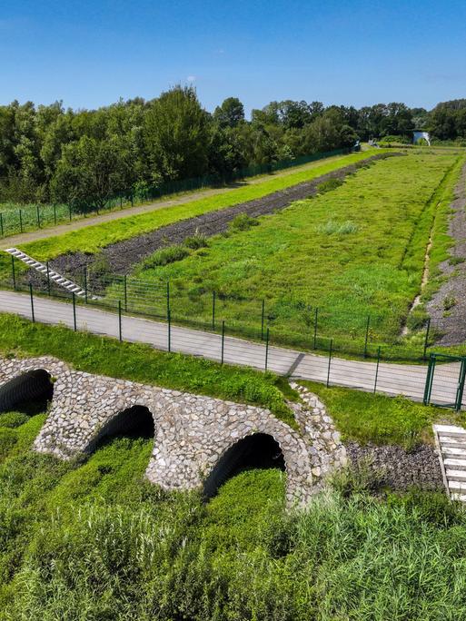 Regenüberlaufbecken an der renaturierten Boye, der Nebenfluss der Emscher, wurde zum naturnahem Gewässer umgestaltet. 