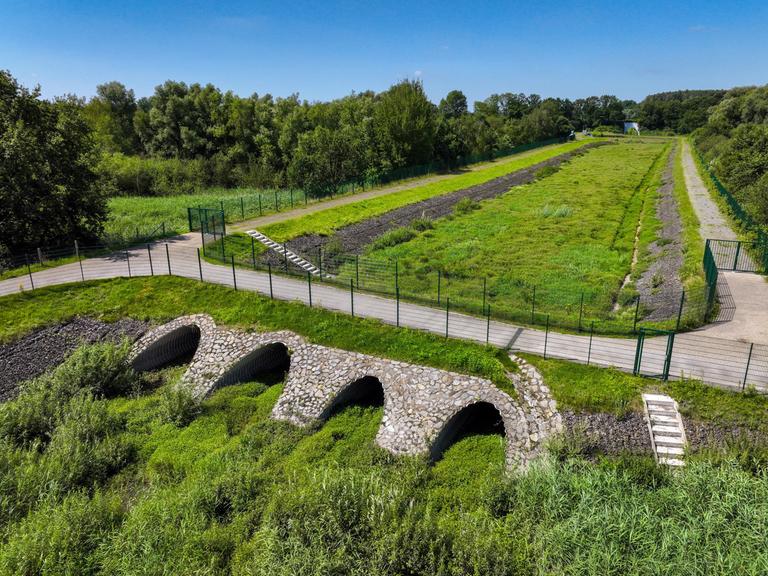 Regenüberlaufbecken an der renaturierten Boye, der Nebenfluss der Emscher, wurde zum naturnahem Gewässer umgestaltet. 