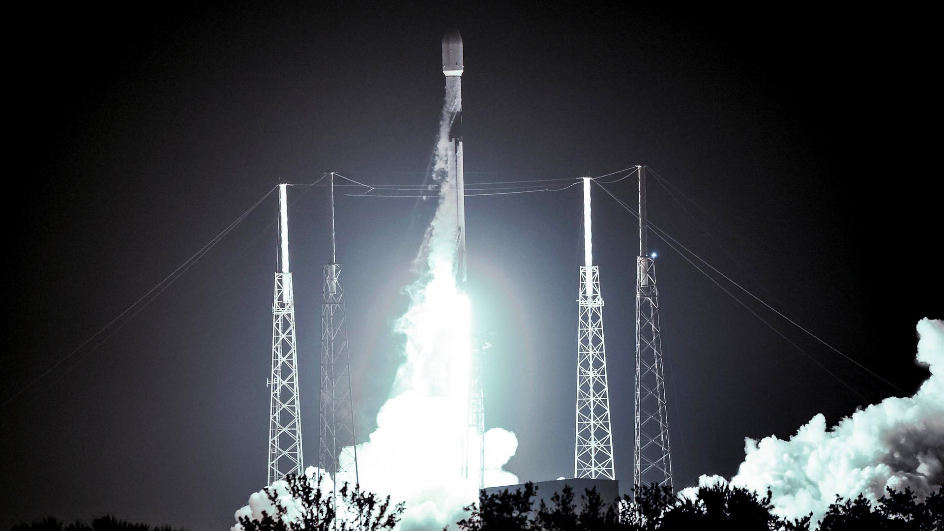 Der Start einer SpaceX Falcon 9-Rakete mit einem Instrument zur Messung von Luftverschmutzung. Der Start einer SpaceX Falcon 9-Rakete mit einem Instrument zur Messung von Luftverschmutzung.