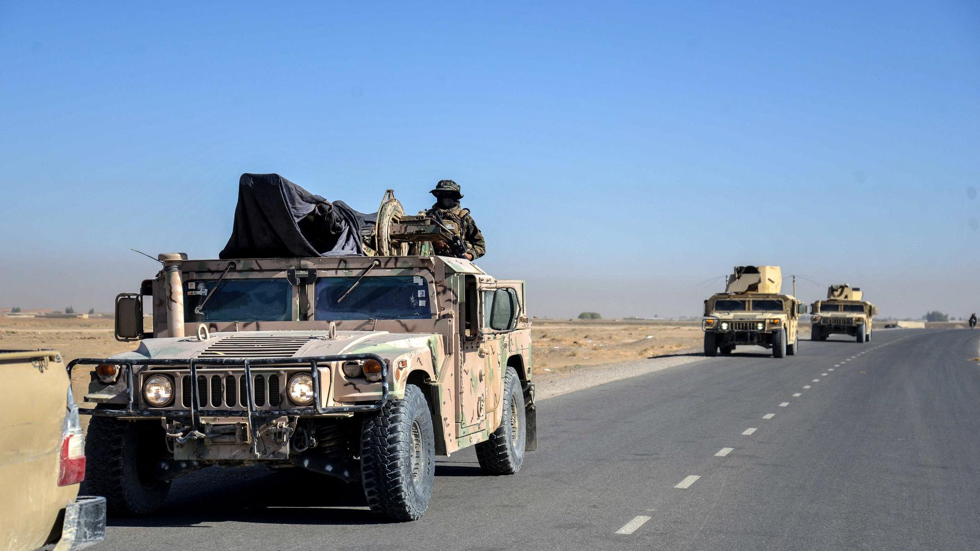 Sicherheitskräfte der Taliban patrouillieren in amerikanischen Militärfahrzeugen nahe der afghanisch-pakistanischen Grenze. 