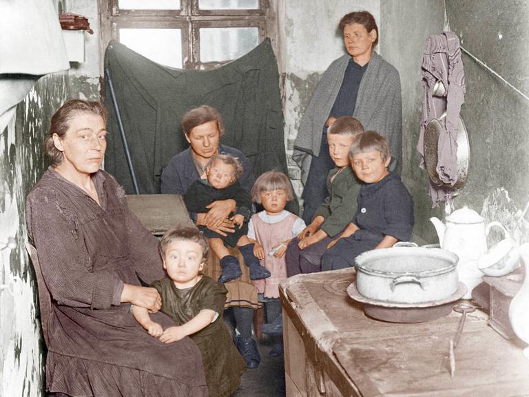 Familie in einer Armutsunterkunft in Deutschland in den 1920ern
