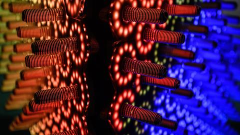 Die interaktive Lichtskulptur "Quantum Spire" von Robin Baumgarten wird in der Ausstellung "Was zum Quant?!" im Forum Wissen zu gezeigt. 