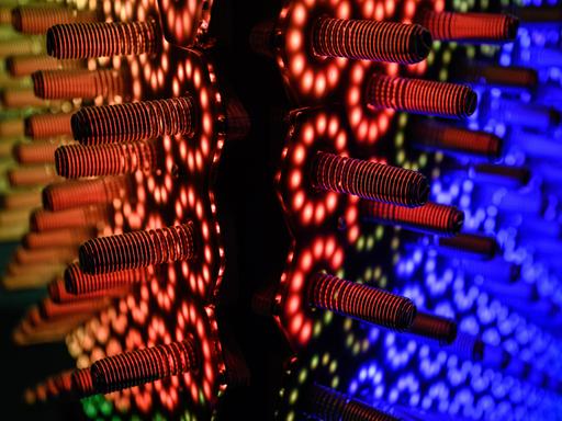 Die interaktive Lichtskulptur "Quantum Spire" von Robin Baumgarten wird in der Ausstellung "Was zum Quant?!" im Forum Wissen zu gezeigt. 