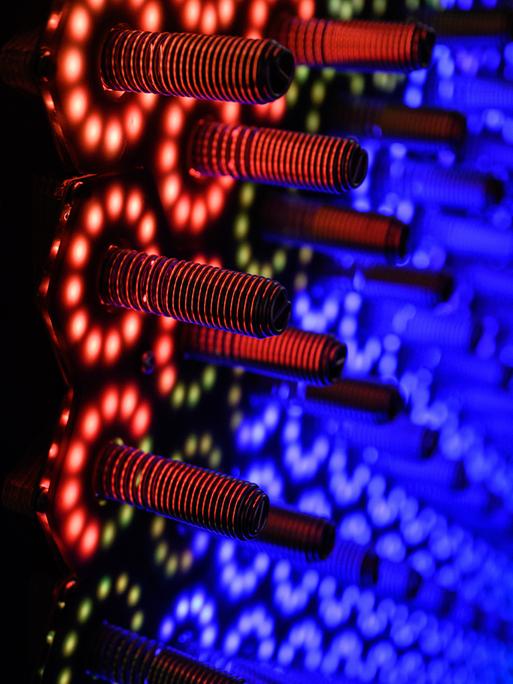 Die interaktive Lichtskulptur "Quantum Spire" von Robin Baumgarten wird in der Ausstellung "Was zum Quant?!" im Forum Wissen zu gezeigt. 