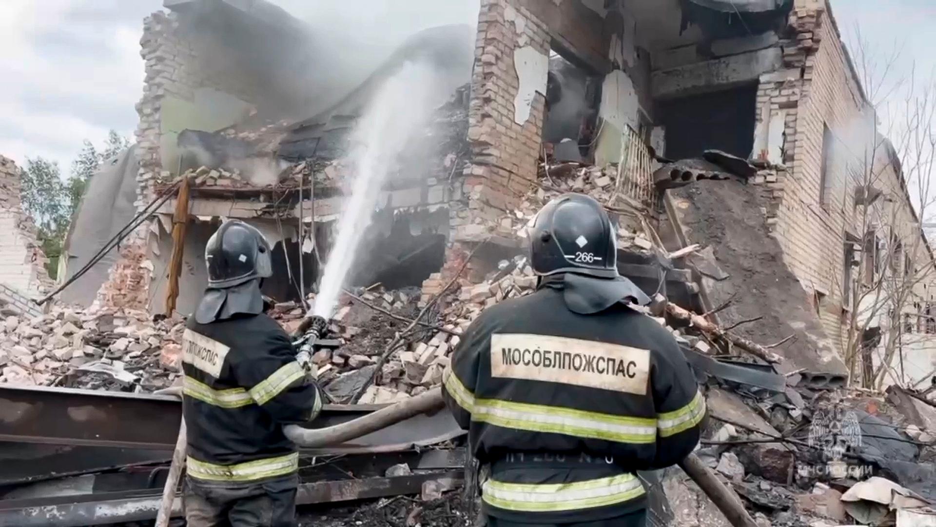 Feuerwehrleute im Einsatz am Ort des Unglücks in Sergijew Possad