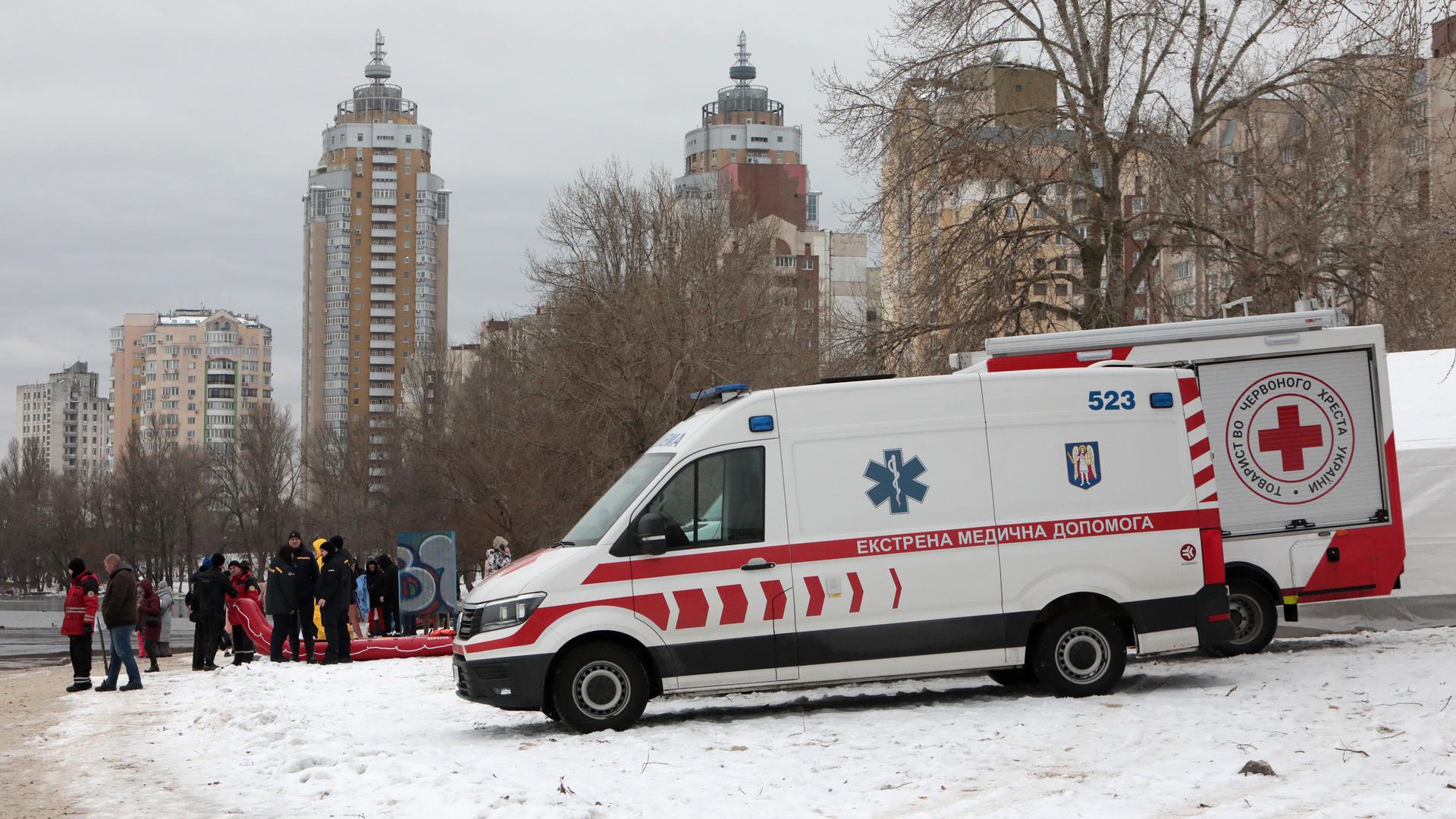 Zwei Krankenwagen im Schnee in Kiew. 